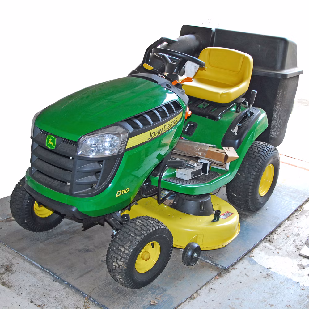 John Deere D110 — view 3