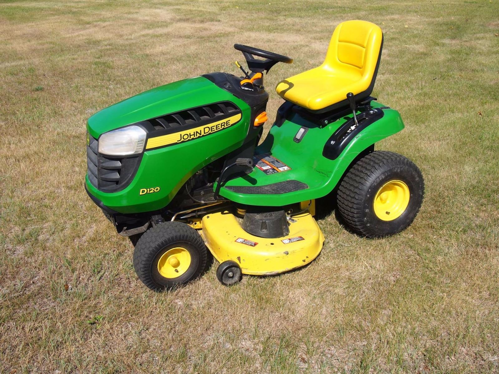 John Deere D120 Lawn Tractor