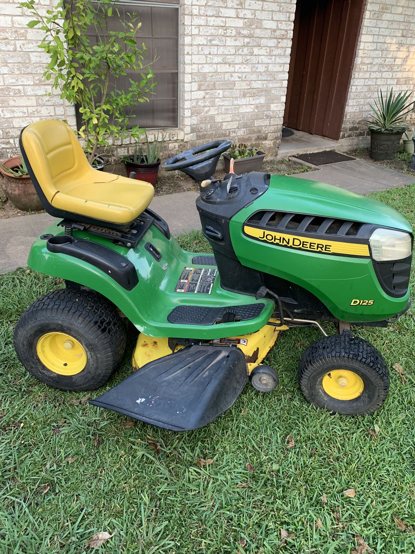 John Deere D125 — view 3