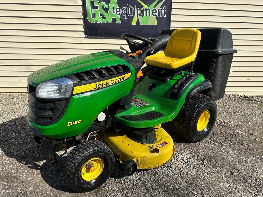 John Deere D130 — view 3