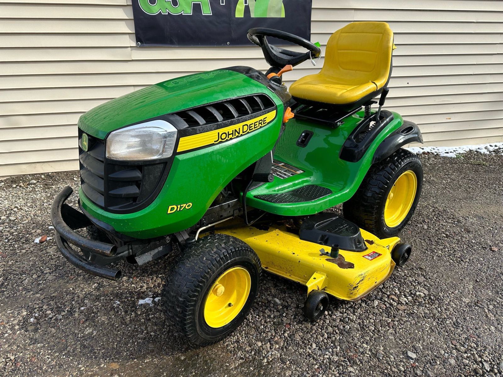 John Deere D170 Lawn Tractor