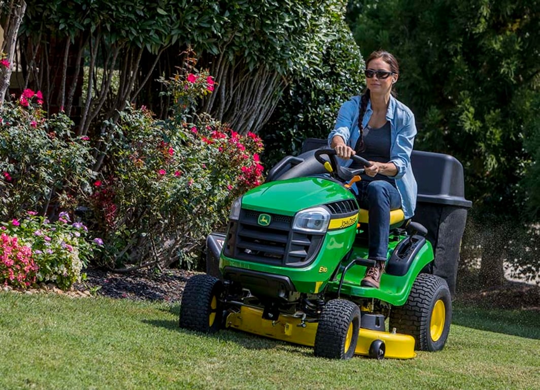 John Deere E110 Lawn Tractor