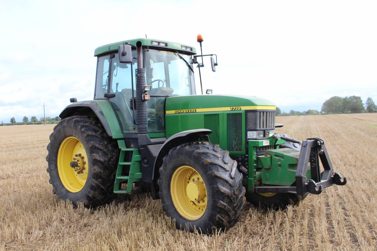 John Deere F710 Lawn Tractor