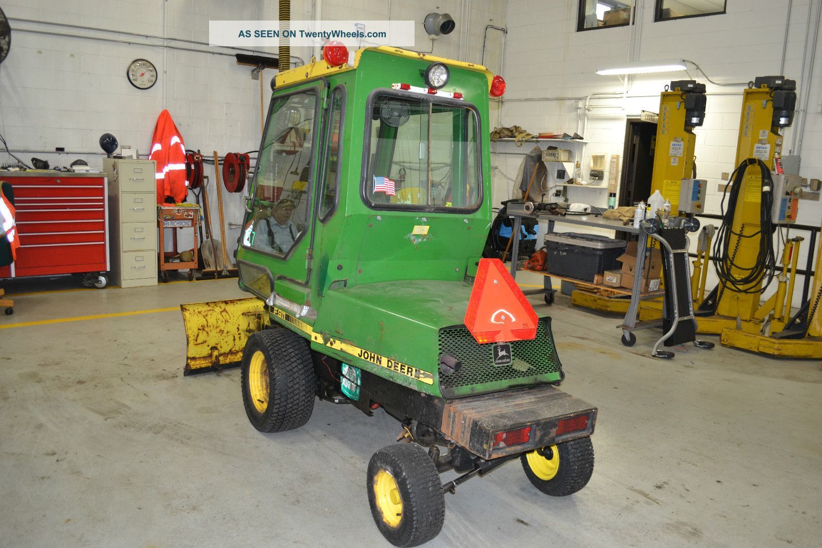 John Deere F911 Lawn Tractor
