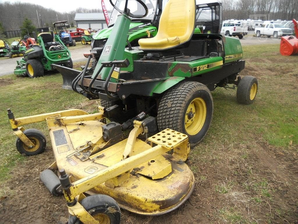 John Deere F912 Lawn Tractor