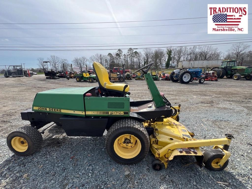 John Deere F925 Lawn Tractor