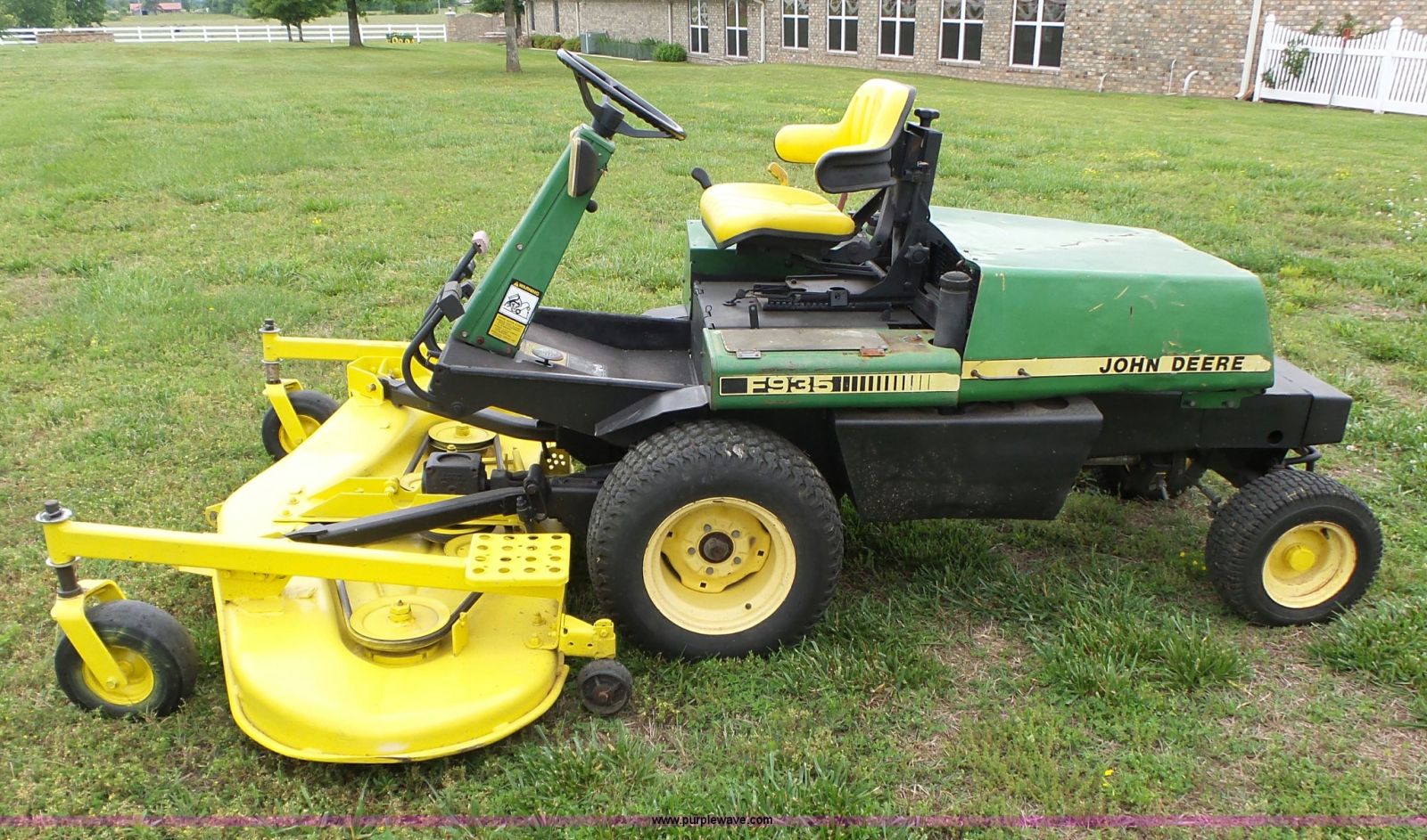 John Deere F935 Lawn Tractor