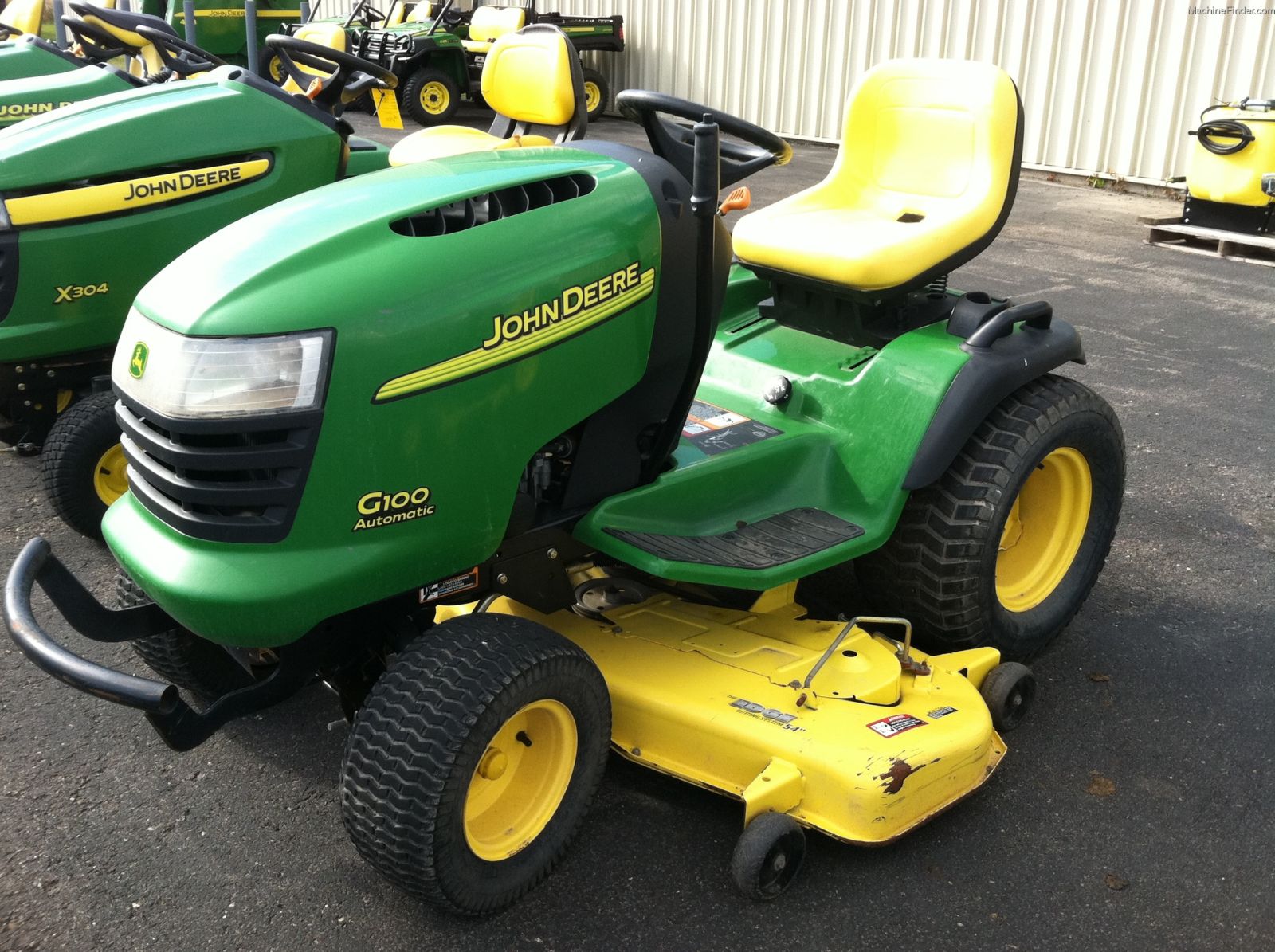 John Deere G100 Lawn Tractor