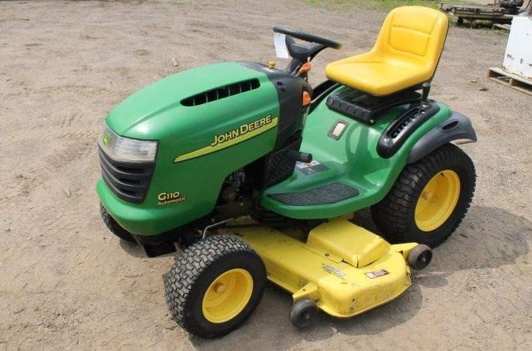 John Deere G110 Lawn Tractor