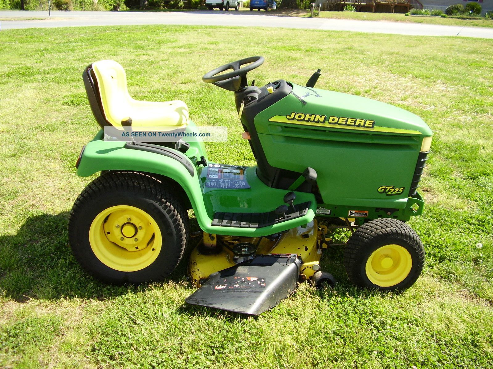 John Deere GT225 Lawn Tractor