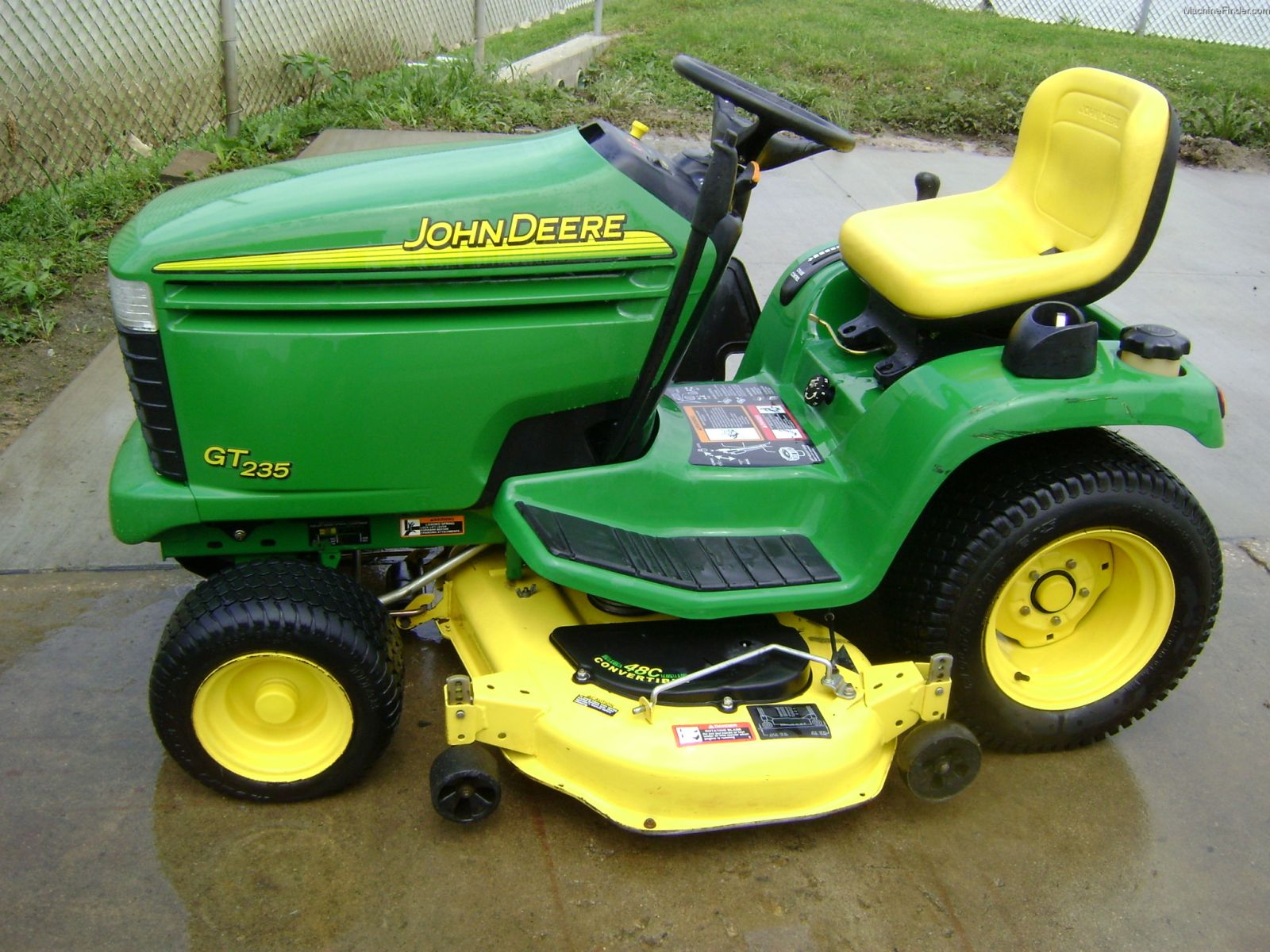 John Deere GT235 Lawn Tractor