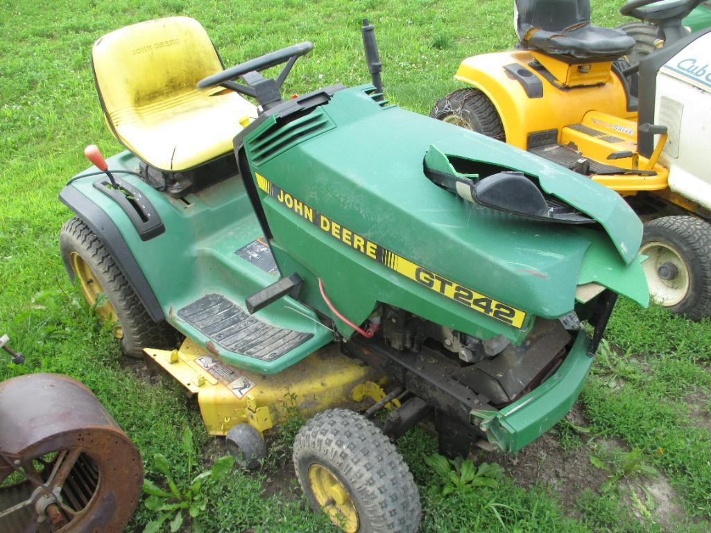 John Deere GT242