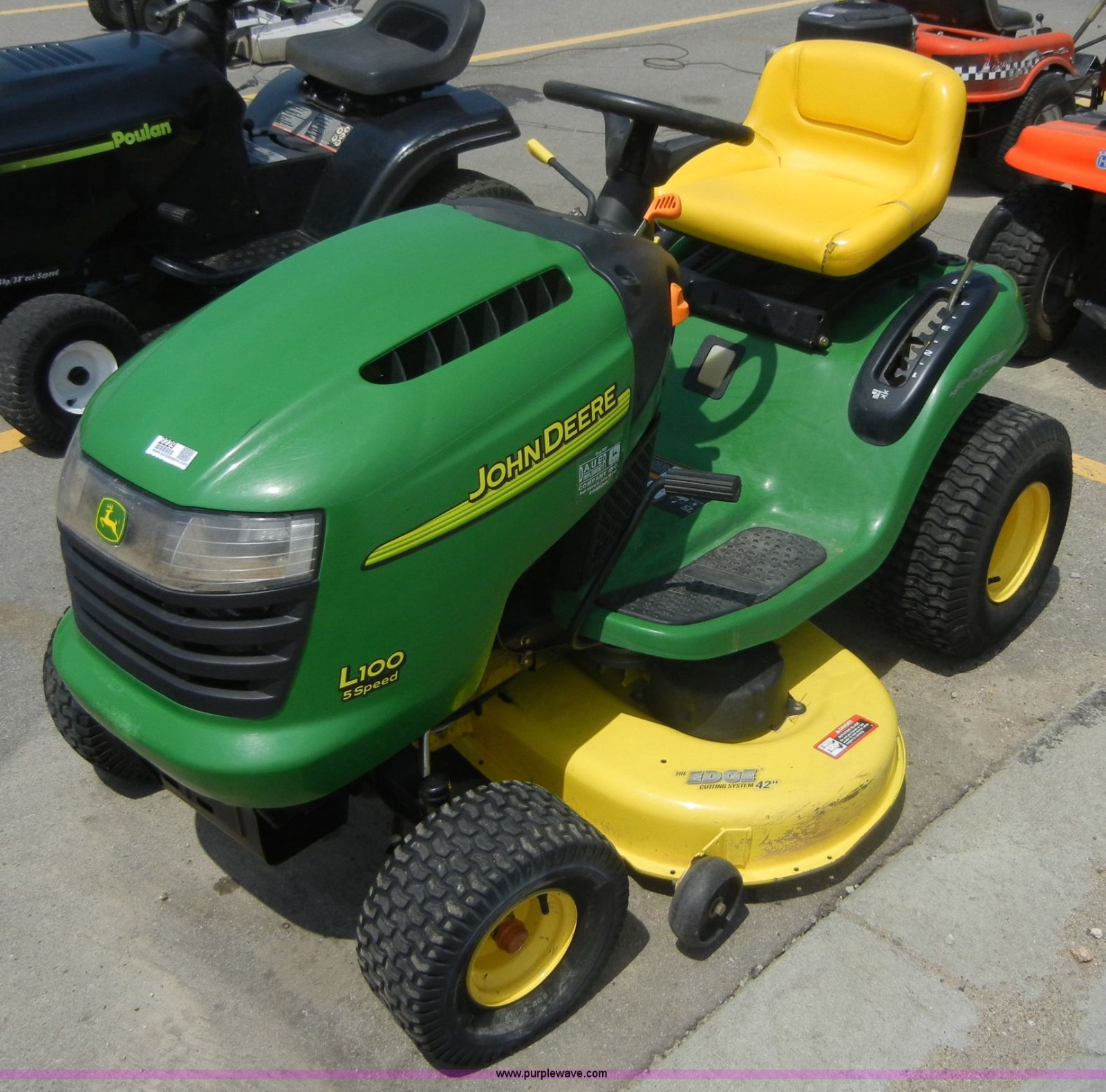 John Deere L100 Lawn Tractor