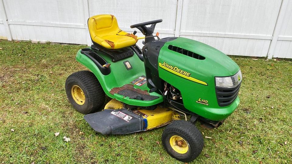 John Deere L110 Lawn Tractor