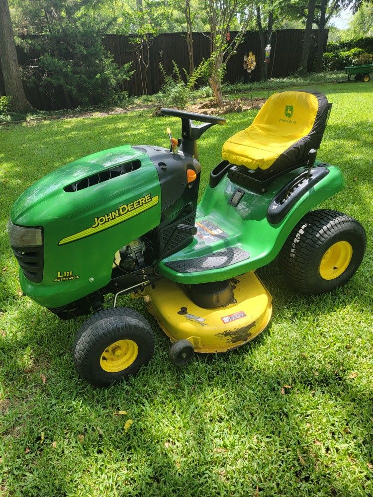 John Deere L111 Lawn Tractor