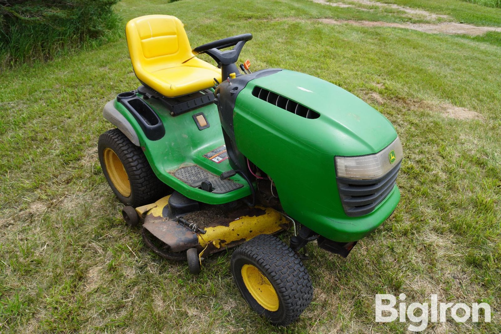 John Deere L120 Lawn Tractor