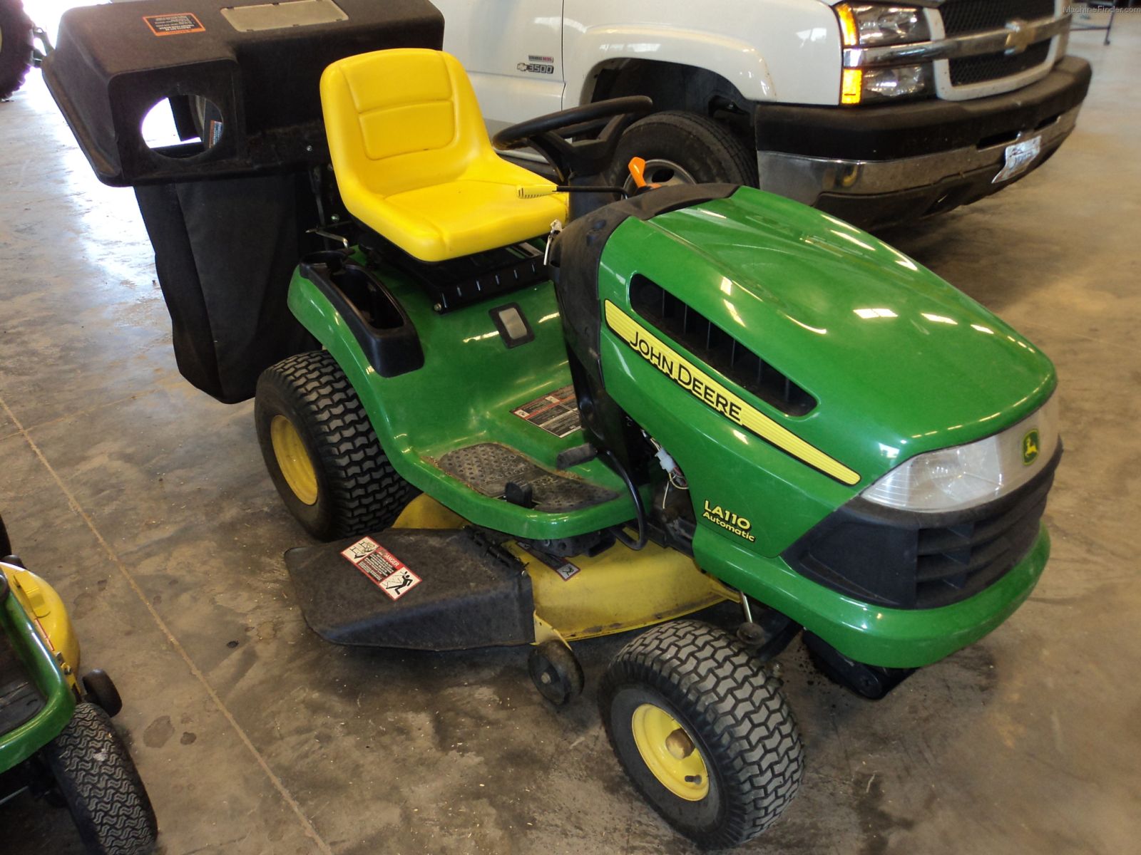 John Deere LA110 Lawn Tractor