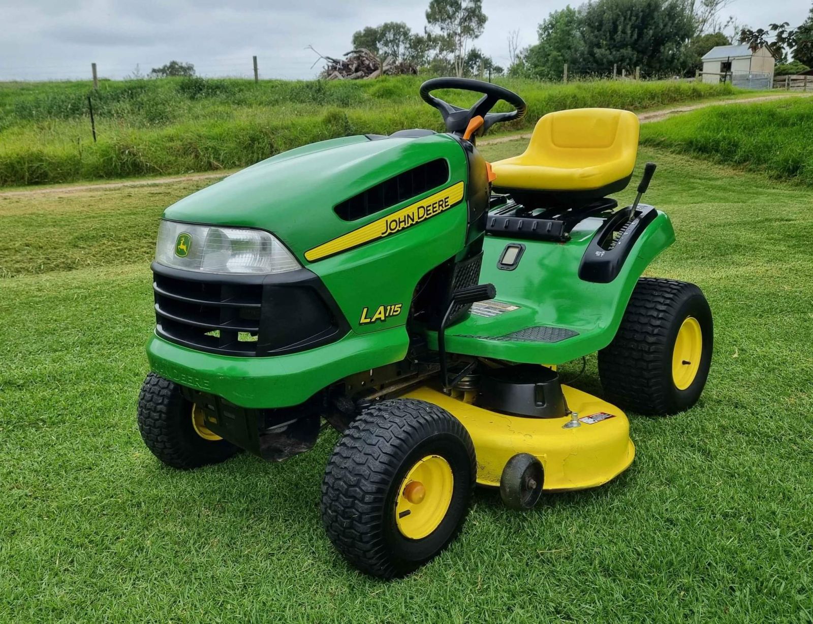 John Deere LA115 Lawn Tractor