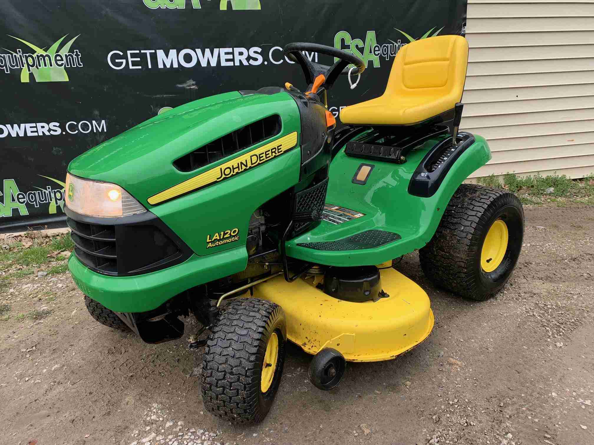John Deere LA120 Lawn Tractor