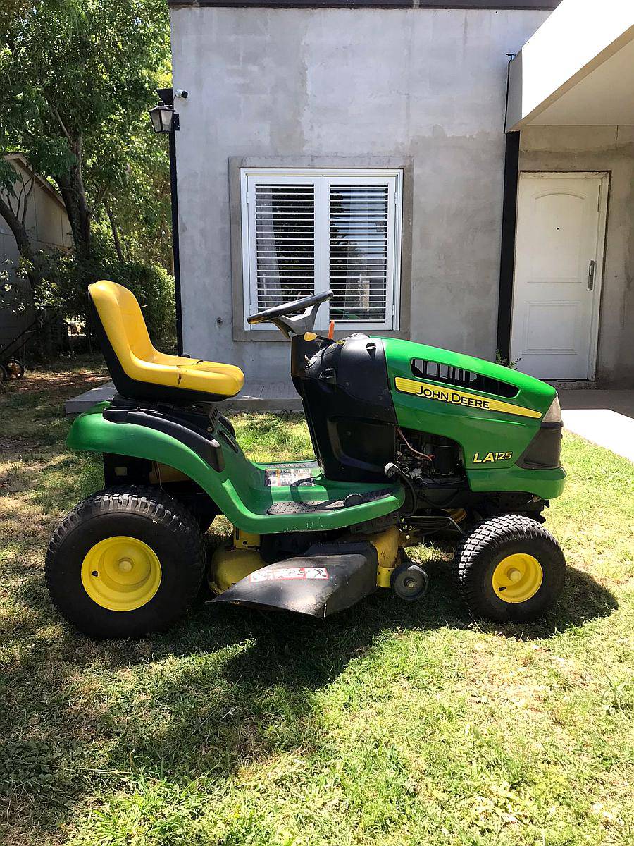 John Deere LA125 Lawn Tractor
