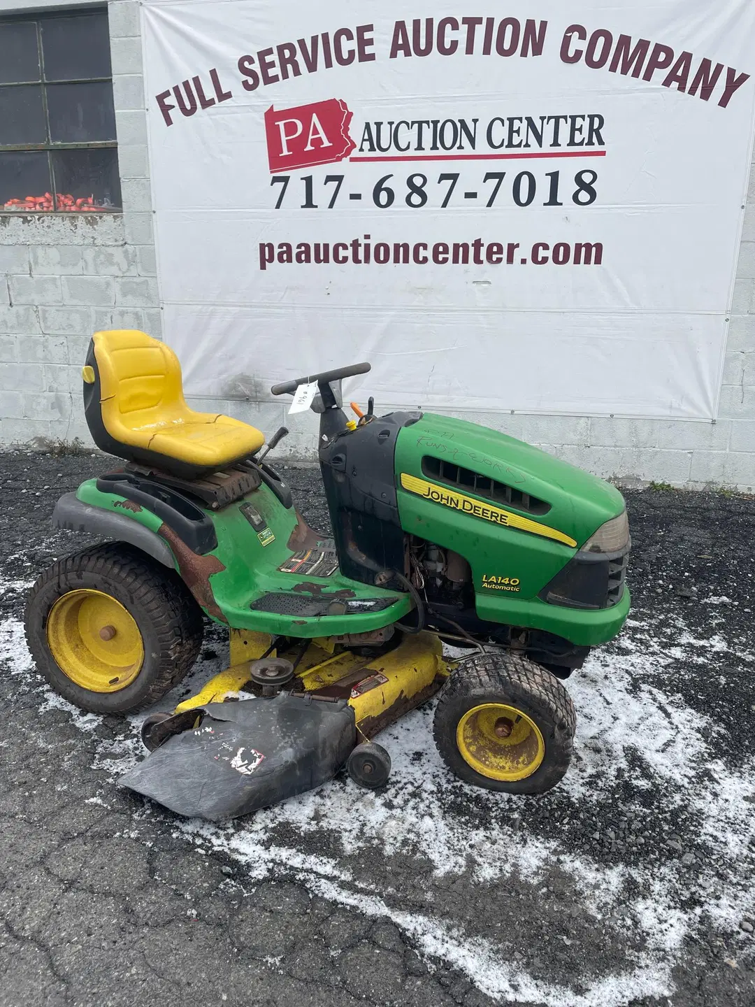 John Deere LA140 Lawn Tractor