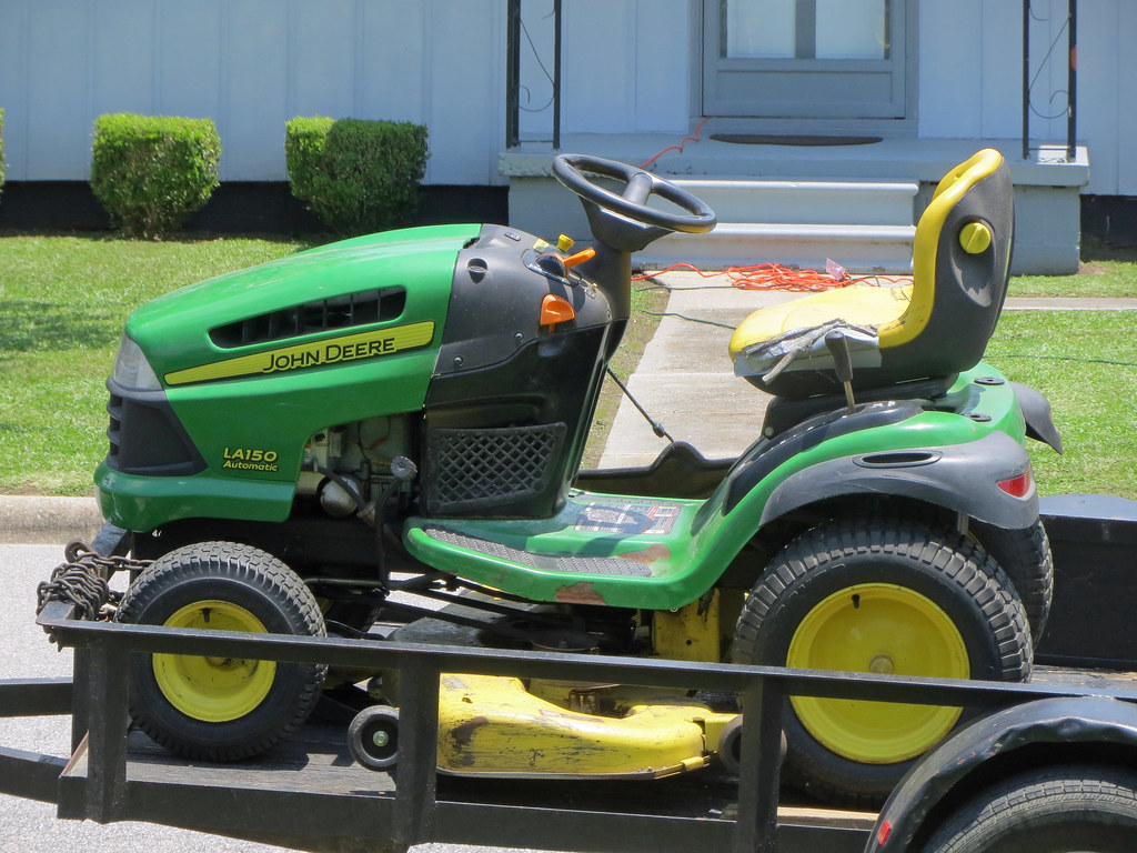 John Deere LA150 Lawn Tractor