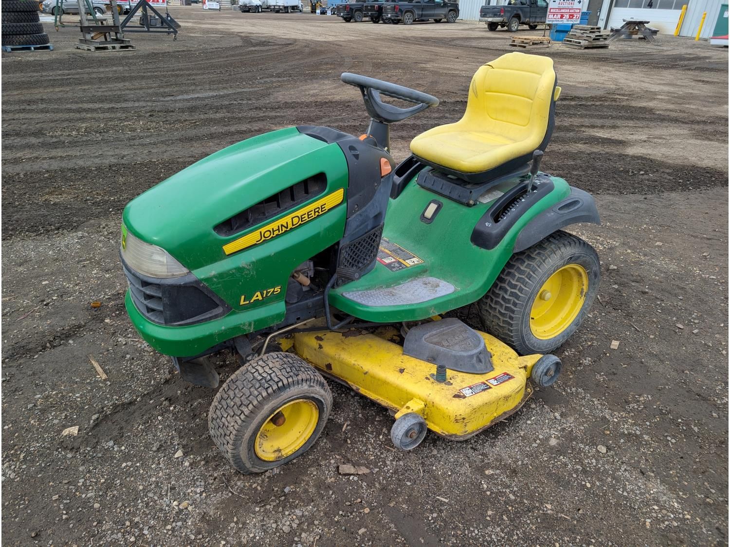 John Deere LA175 Lawn Tractor