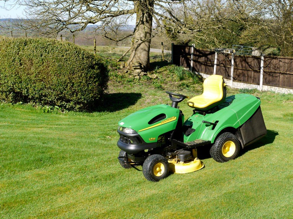 John Deere LR135 Lawn Tractor