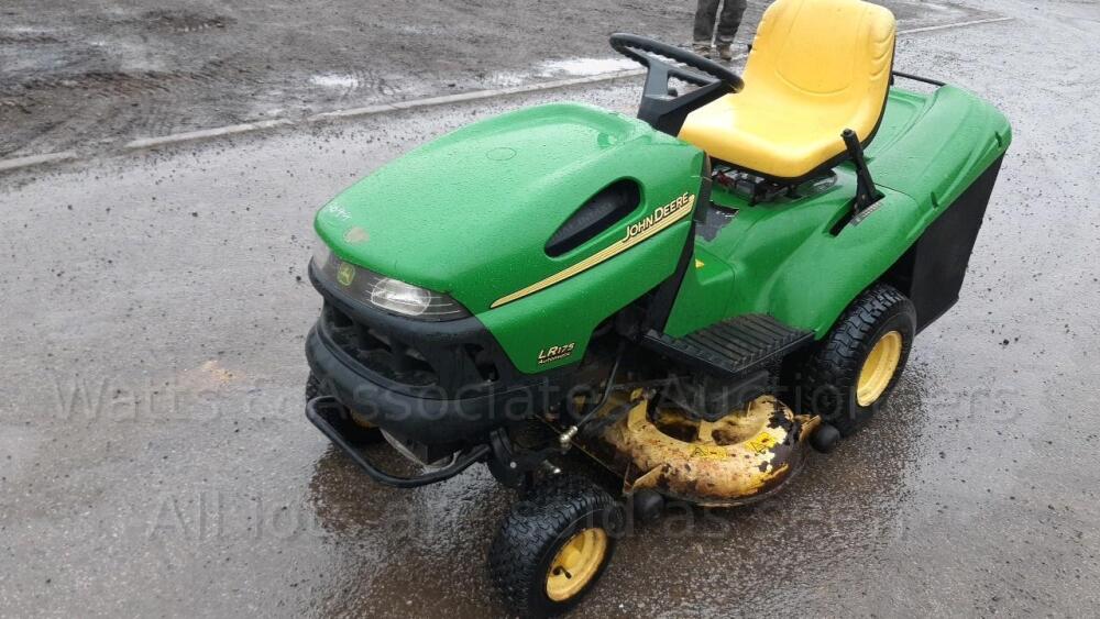 John Deere LR175 Lawn Tractor