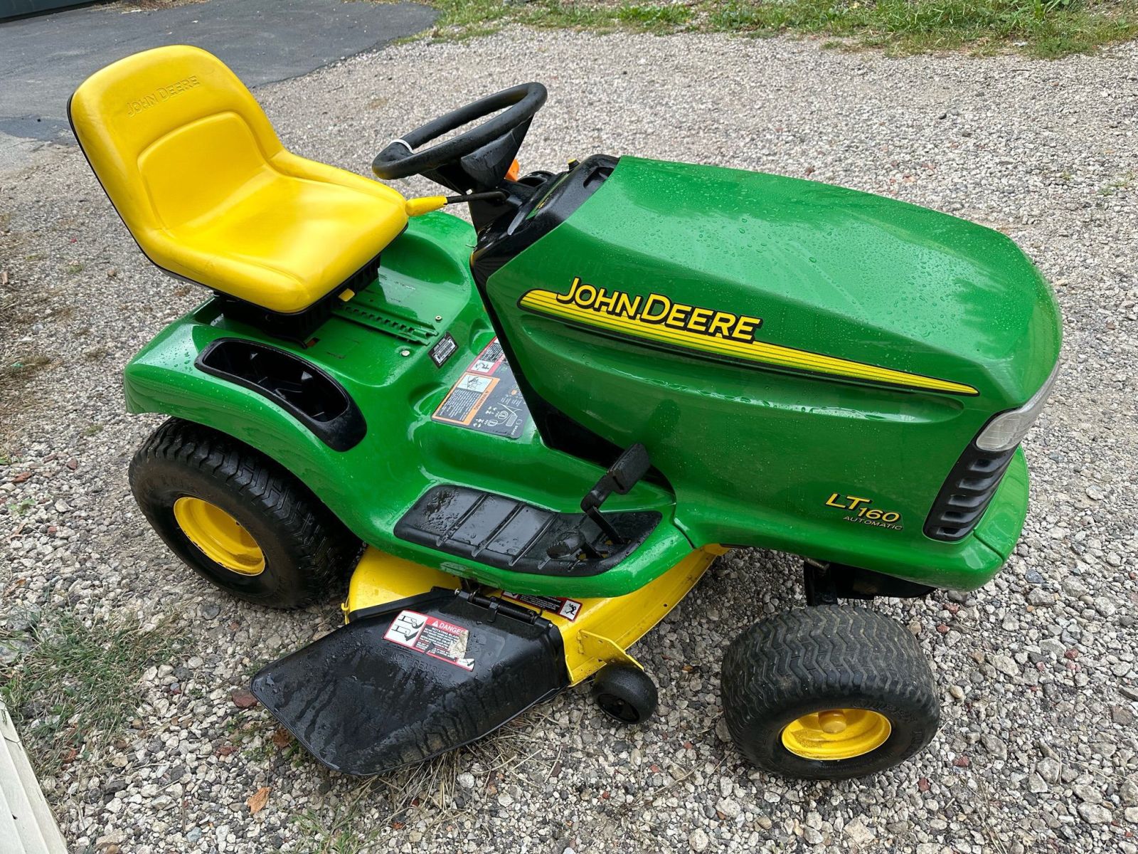 John Deere LT160 Lawn Tractor