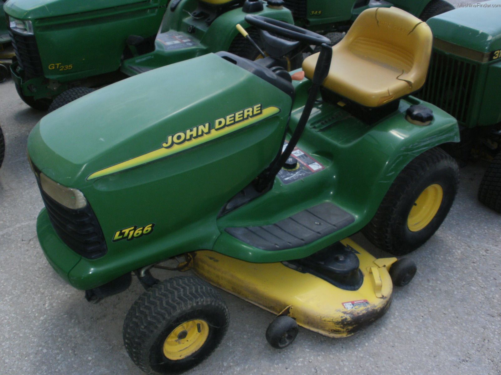 John Deere LT166