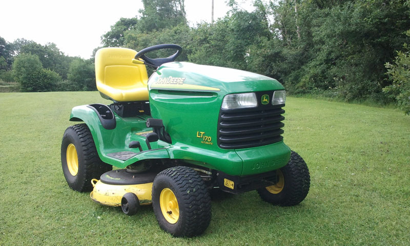 John Deere LT170 Lawn Tractor