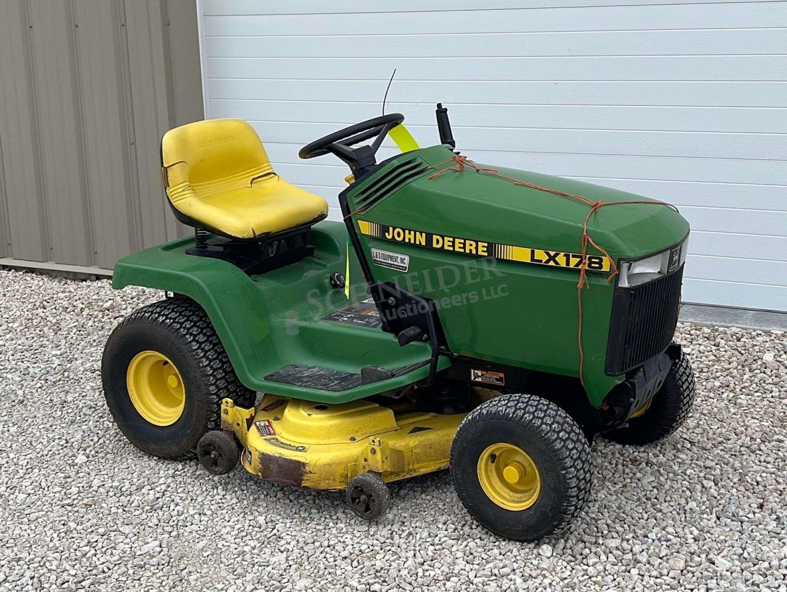 John Deere LX178 Lawn Tractor