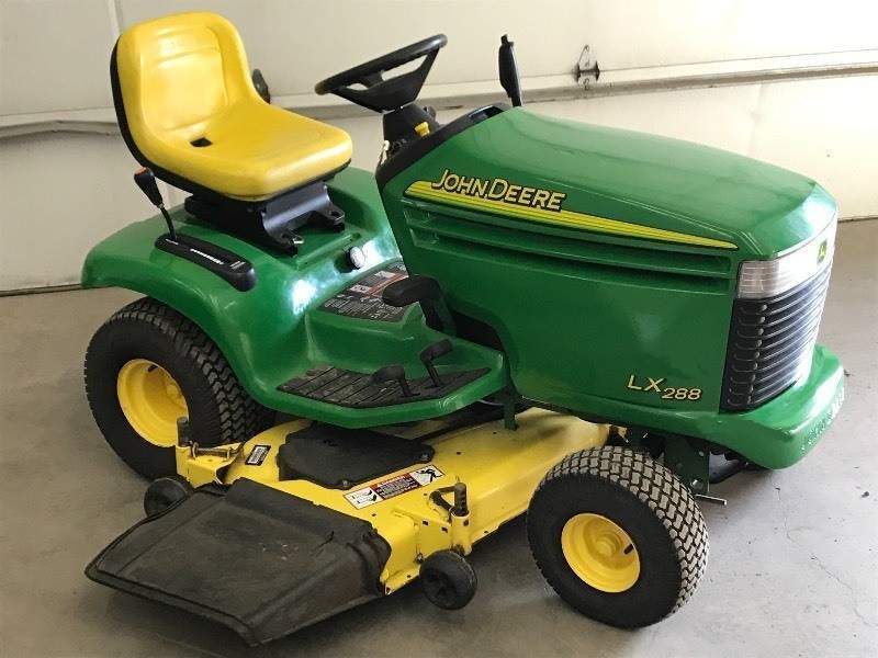 John Deere LX288 Lawn Tractor