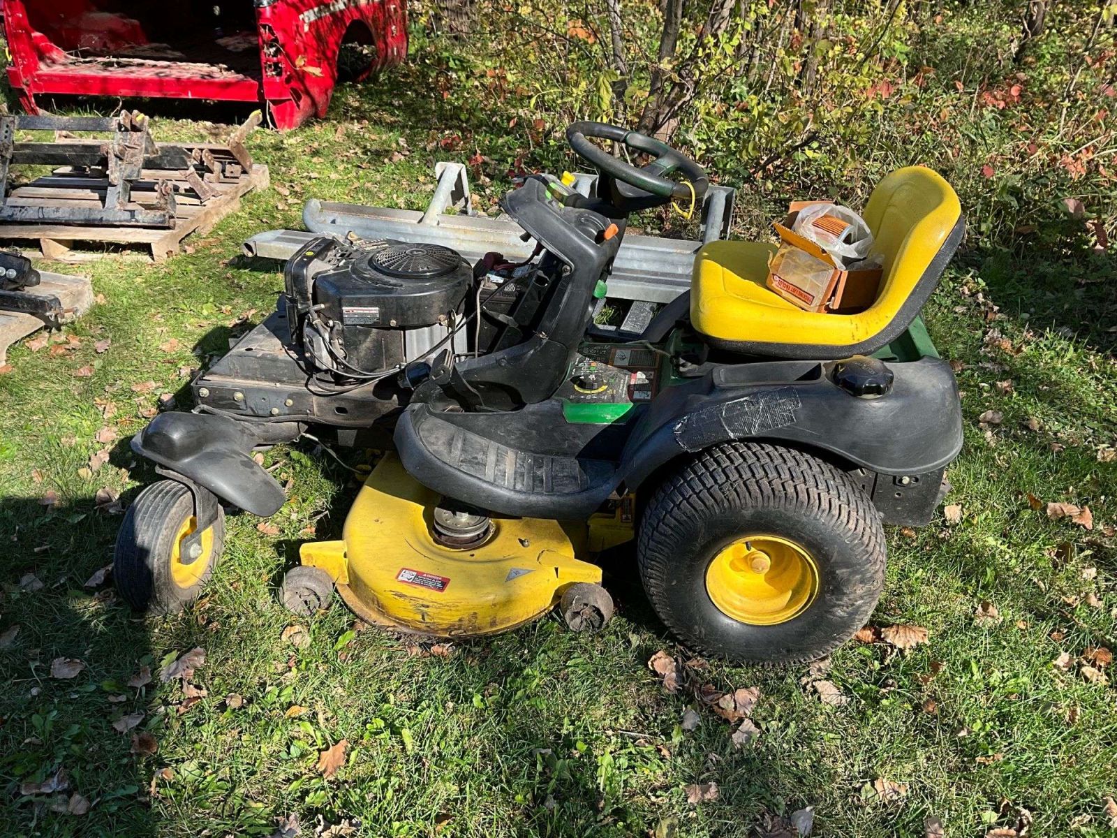 John Deere SST16 Lawn Tractor
