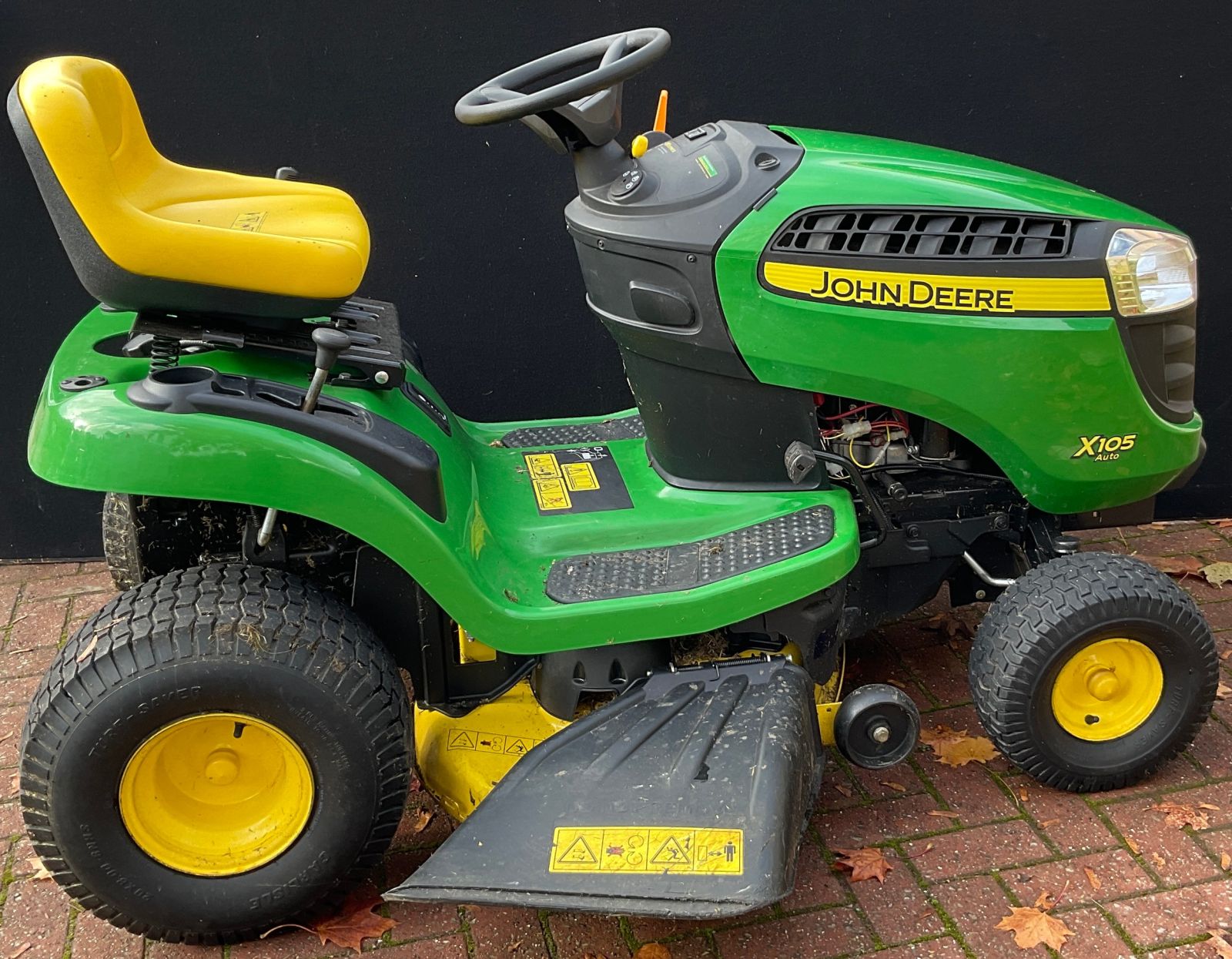 John Deere X105 Lawn Tractor