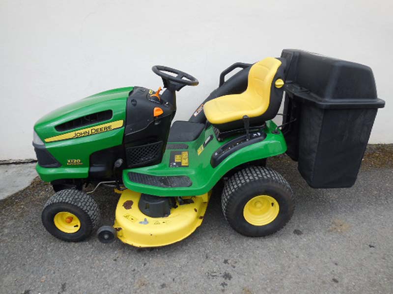 John Deere X120 Lawn Tractor