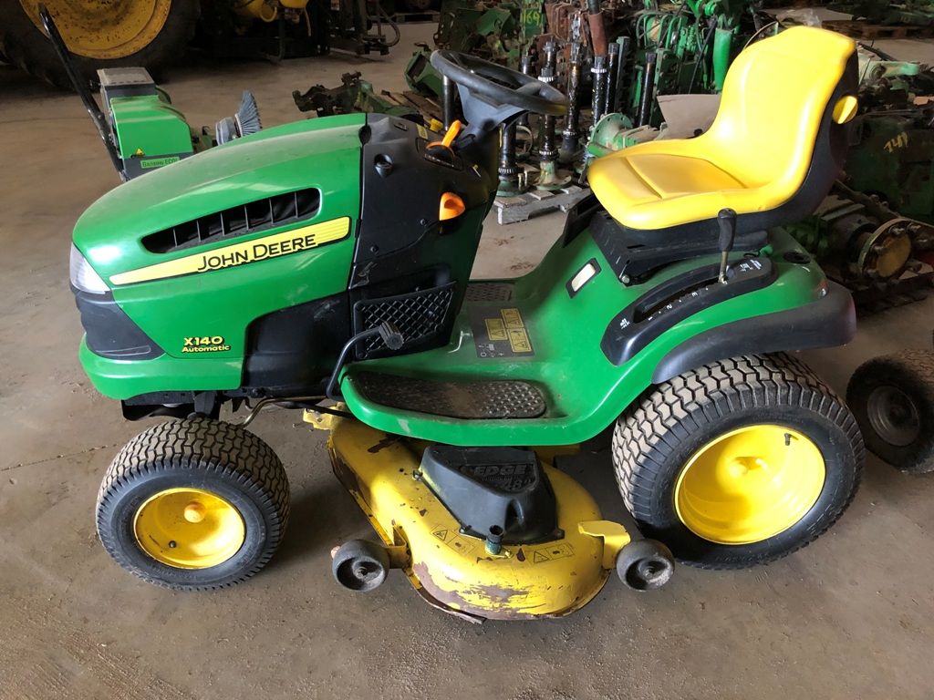John Deere X140 Lawn Tractor