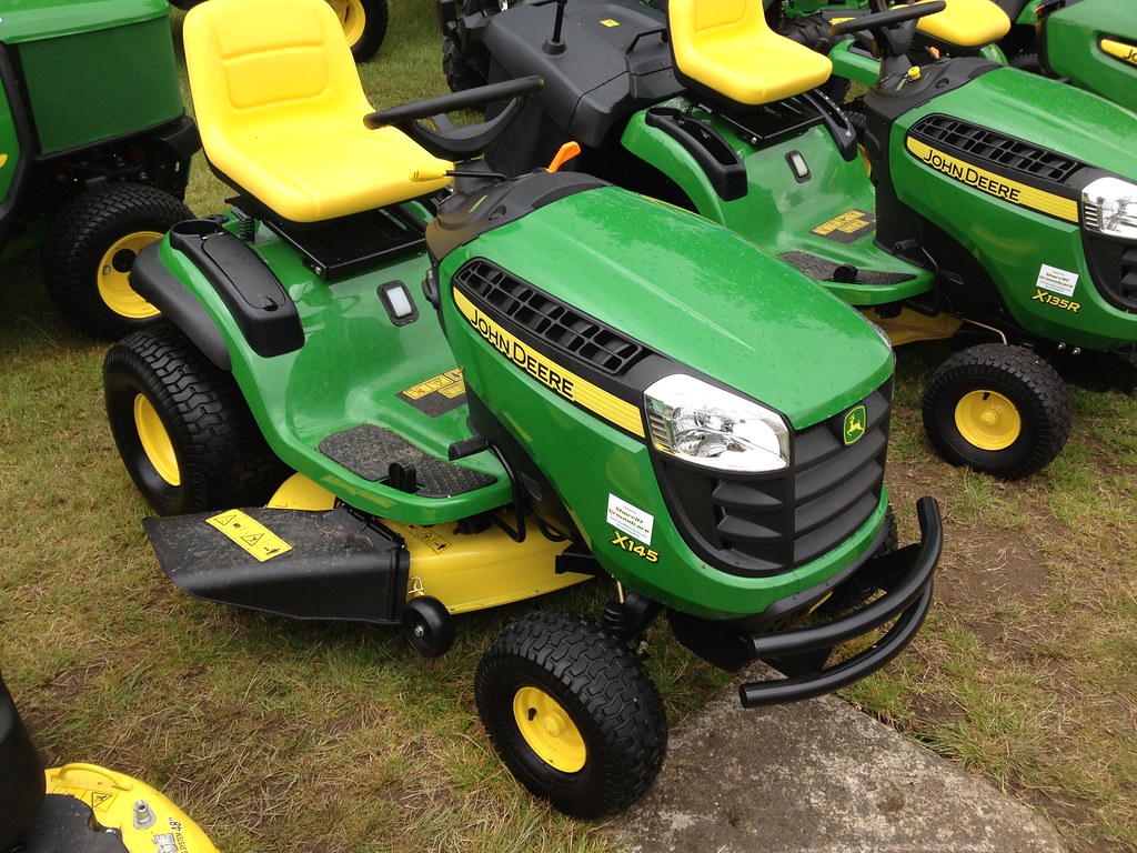 John Deere X145 — view 3