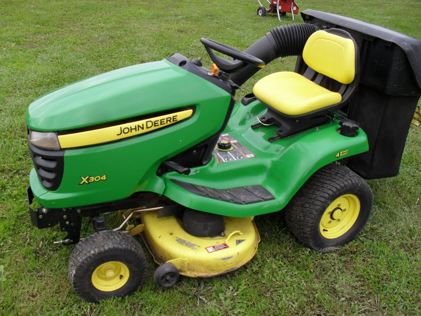 John Deere X304 Lawn Tractor