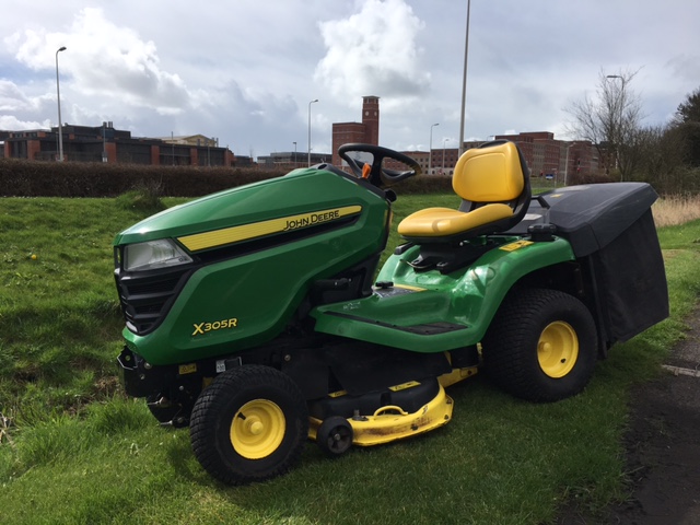 John Deere X305R Lawn Tractor