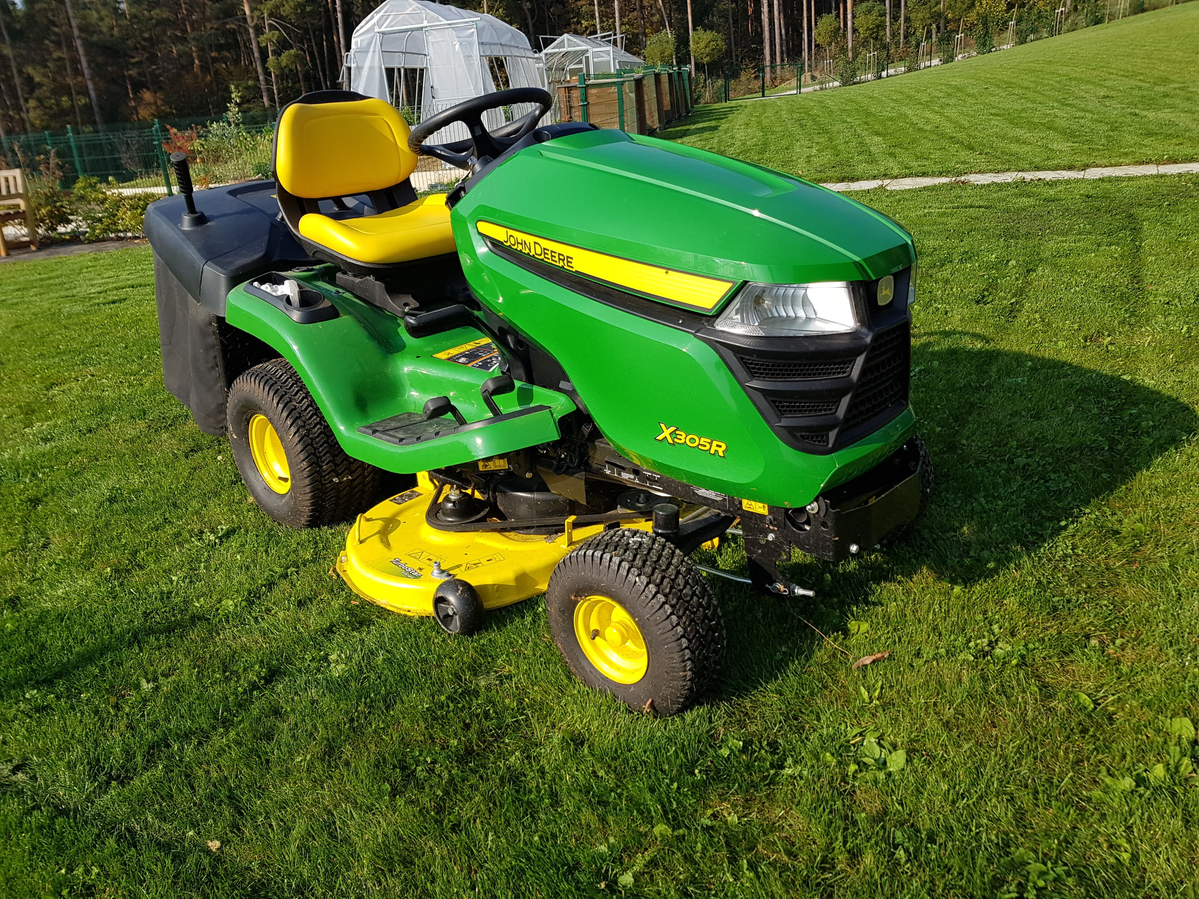 John Deere X305R — view 3