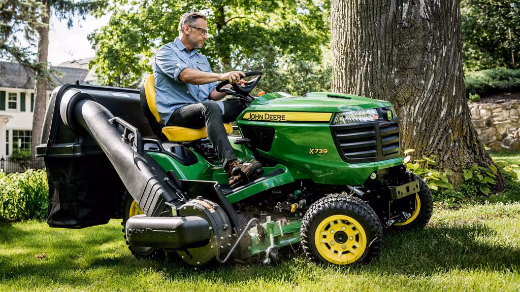 John Deere X700 Lawn Tractor