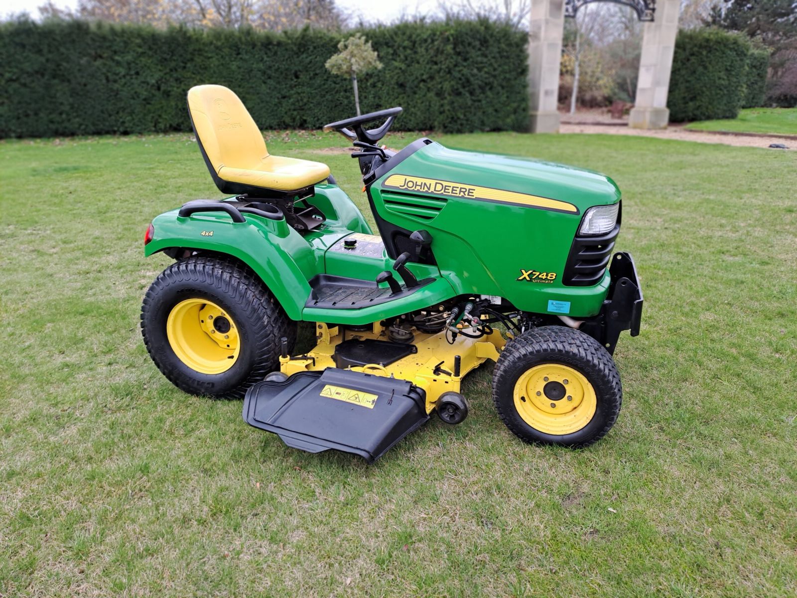 John Deere X748 Lawn Tractor