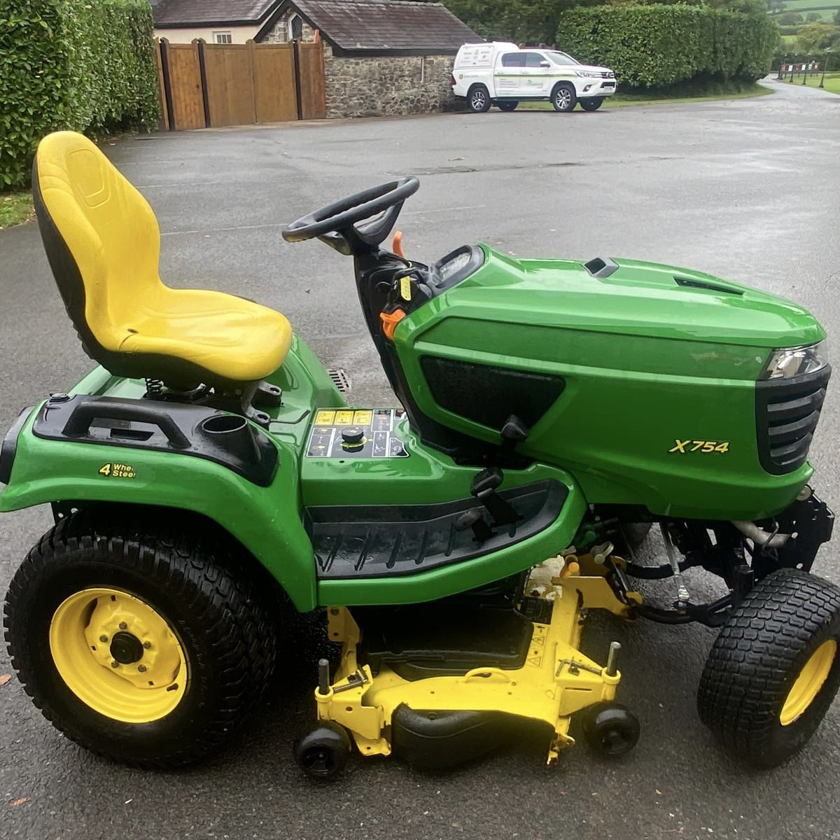 John Deere X754 Lawn Tractor