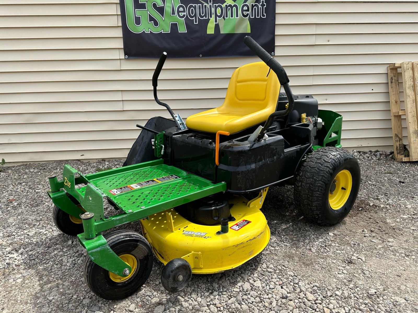 John Deere Z235 Lawn Tractor