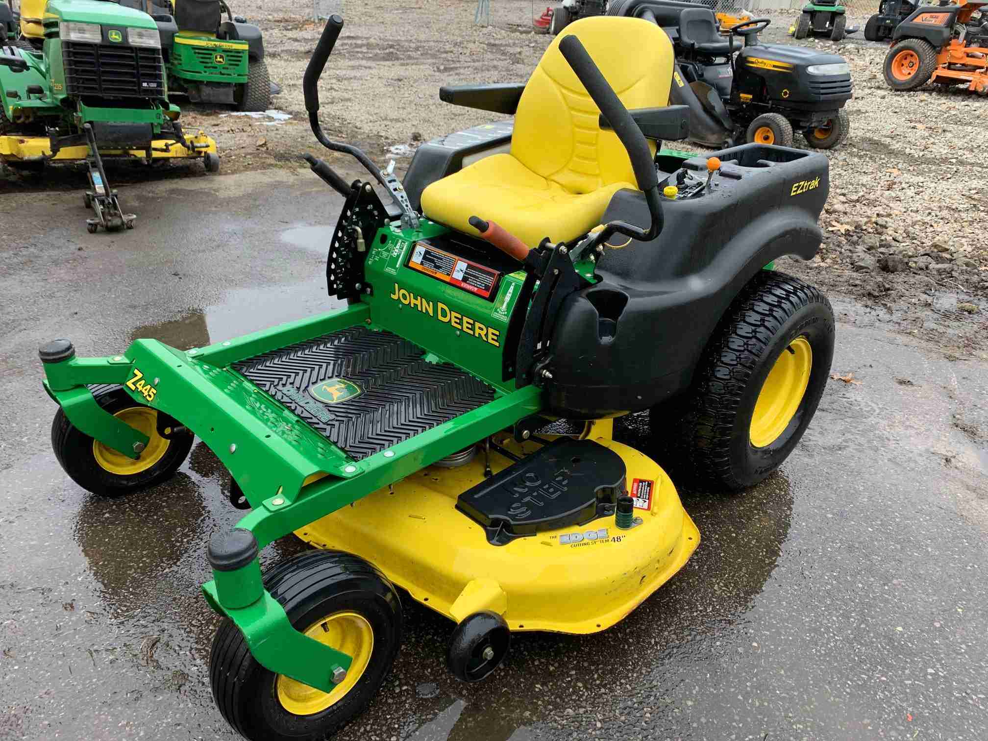 John Deere Z445 Lawn Tractor