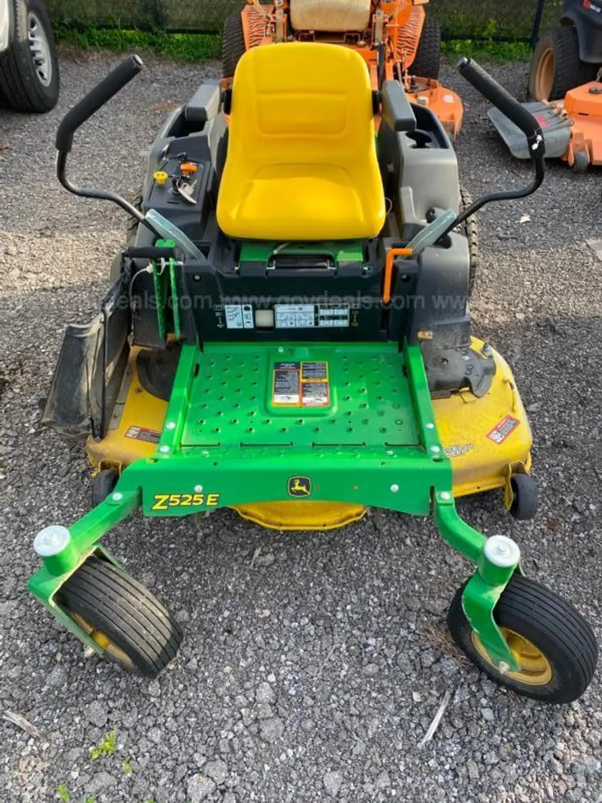 John Deere Z525E Lawn Tractor