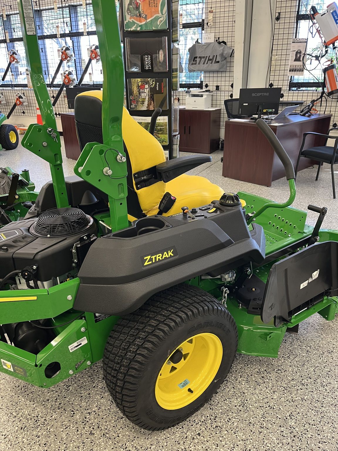 John Deere Z735M Lawn Tractor