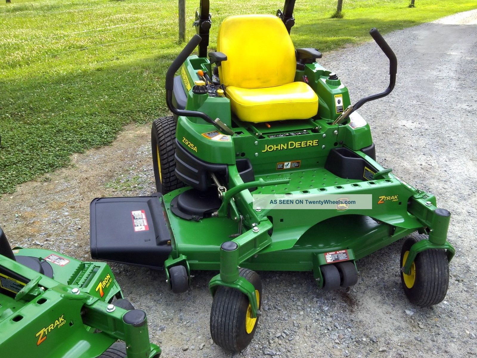 John Deere Z925A Lawn Tractor